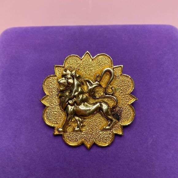 💛 RARE Vintage Gold Plated Hattie Carnegie Round Lion Brooch - Picture 1 of 4
